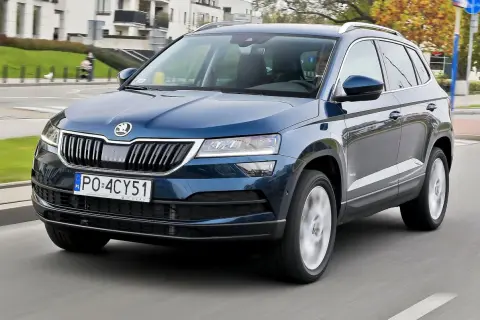 Niebieska Skoda Karoq w ruchu miejskim. Wiele osób szuka skoda karoq opinie przed zakupem.