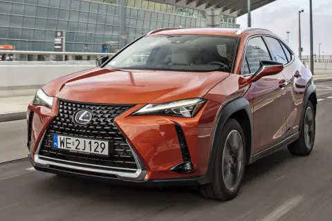 Pomarańczowy Lexus UX w ruchu, sprawdzam jego lexus ux cena.