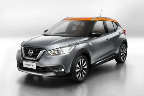 Srebrny Nissan Kicks z pomarańczowym dachem i brązowym wnętrzem prezentuje się stylowo.