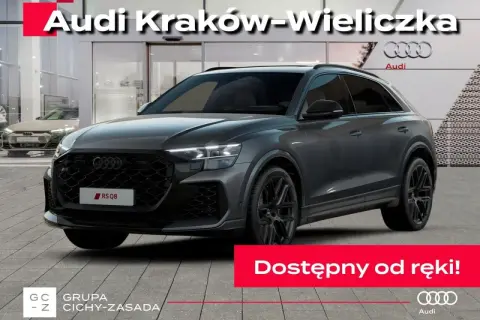 Szary Audi RS Q8 przed salonem Audi Kraków-Wieliczka. Sprawdź aktualną audi rsq8 cena i dostępność od ręki!
