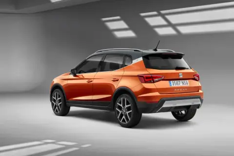Pomarańczowy Seat Arona z szarym dachem, widok z tyłu. Sprawdź atrakcyjną seat arona cena!