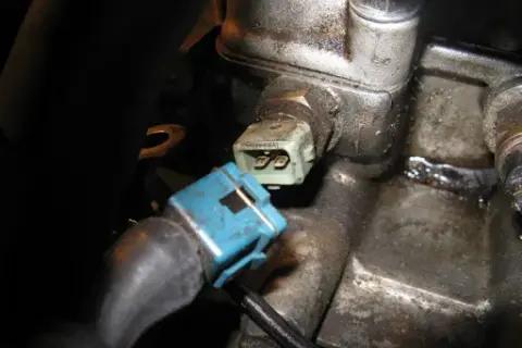 Gdzie jest czujnik temperatury silnika Opel Meriva - uniknij problemów