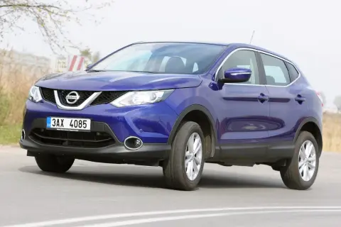 Niebieski Nissan Qashqai 2016 na drodze, z tablicą rejestracyjną 3AX 4085.