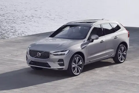 Elegancki, srebrny Volvo XC60 T6 prezentuje się nad wodą.