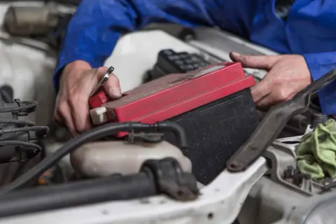 Jakie akumulatory pasują do Honda Civic VIII 1.8 benzyna? Sprawdź!