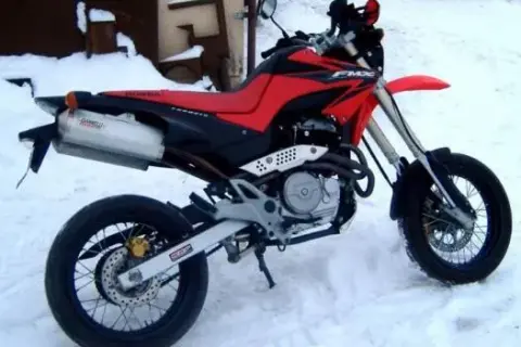 Honda FMX 650 ile ma koni? Odkryj moc i osiągi tego motocykla