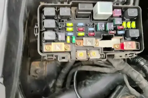 Gdzie są bezpieczniki w hondzie CR-V i jak je łatwo znaleźć
