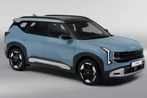 Niebieski Kia Seltos z czarnym dachem i srebrnymi akcentami, prezentujący nowoczesny design.