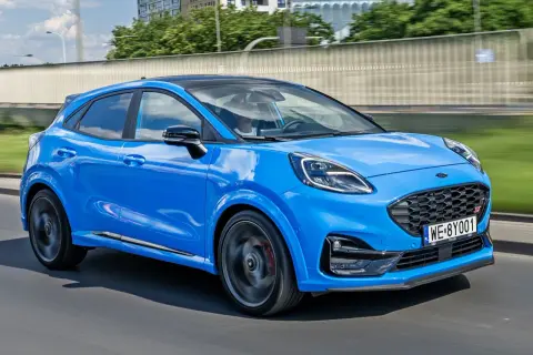 Niebieski Ford Puma ST w ruchu. Sprawdź aktualną ford puma cena i ciesz się dynamiczną jazdą.