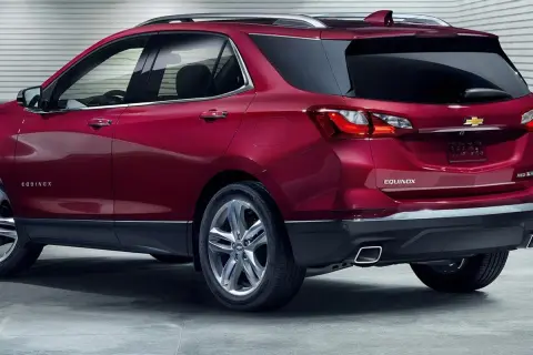 Czerwony Chevrolet Equinox z eleganckimi felgami i chromowanymi detalami, gotowy na każdą podróż.