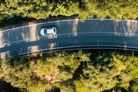 Ile kilometrów przejedzie samochód elektryczny? Zasięg, porównania i praktyczne porady