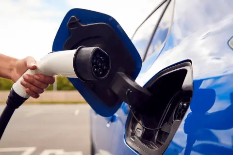 Ile kosztuje przejechanie 100 km samochodem elektrycznym? Sprawdź!