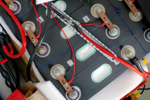 Ile kosztuje bateria do samochodu elektrycznego? Zaskakujące ceny i fakty