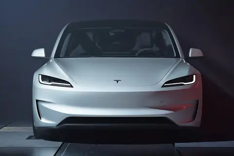 Ile koni ma Tesla? Porównanie mocy modeli Model 3, S i X