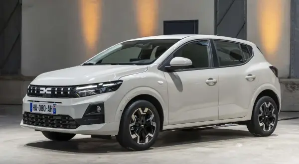 Biała Dacia Sandero 2026 z nowoczesnym designem, prezentowana w studiu.
