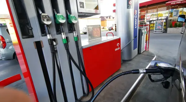 Dystrybutor paliwa na stacji Orlen. Widać pistolety do tankowania, w tym jeden z oznaczeniem E10.