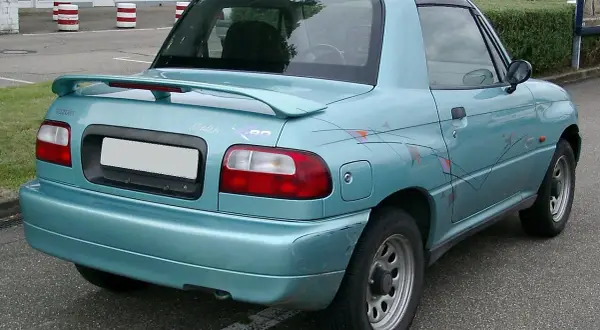 Niebieski Suzuki X90 z charakterystycznymi naklejkami na boku, widok z tyłu.