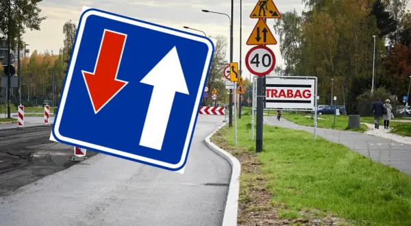 Znak D5 informuje o kierunku ruchu. Strzałka w górę oznacza jazdę prosto, a czerwona w dół – ustąp pierwszeństwa.