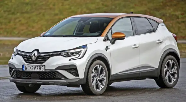 Biały Renault Captur z brązowym dachem i lusterkami. Stylowy crossover, którego renault captur wymiary idealnie pasują do miasta.