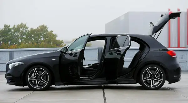 Czarny Mercedes-Benz Klasy A z otwartymi drzwiami i bagażnikiem, gotowy na podróż.