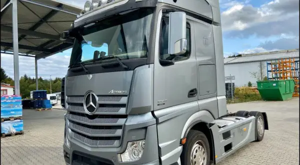 Srebrny Mercedes Actros MP4 z pięcioma halogenami na dachu, gotowy do trasy.