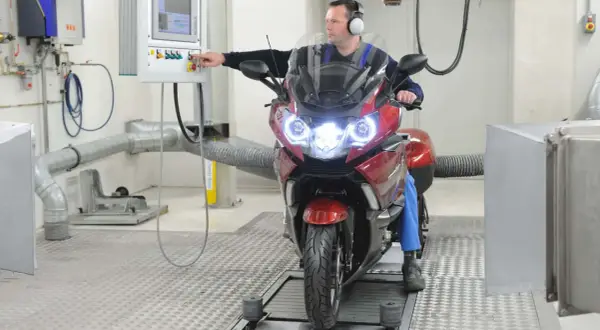 Mechanik na hamowni sprawdza motocykl. Dowiedz się, ile kosztuje przegląd motocykla i jakie badania są wykonywane.