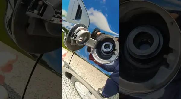 Jak otworzyć wlew paliwa w Honda Civic - proste kroki i porady