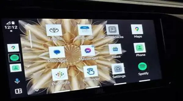 Ekran samochodu z ikonami aplikacji, w tym Toyota, Maps, Spotify i Phone. Wygląda na to, że trwa android auto aktualizacja.