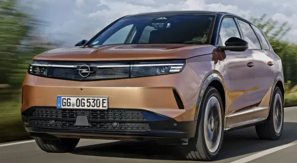 Nowy Opel Grandland w kolorze miedzianym, z nowoczesnym designem. Sprawdź jego atrakcyjną opel grandland cenę!