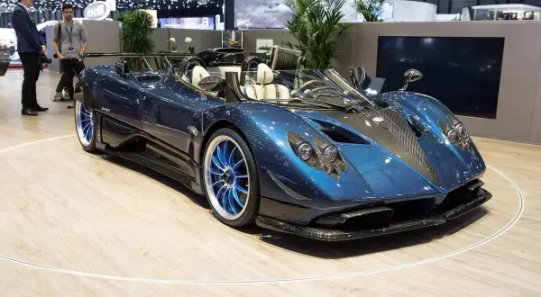 Niebieski Pagani Zonda na wystawie. Marzenie o tym aucie i jego **pagani zonda cena** to dla wielu cel.