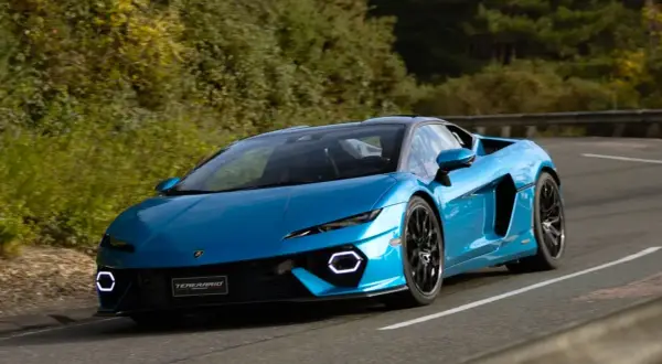 Niebieskie Lamborghini Temerario pędzi po krętej drodze. Zastanawiasz się, ile kosztuje Lamborghini?
