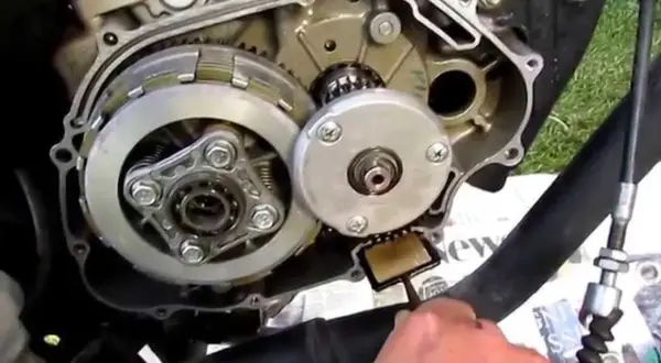 Ile oleju wchodzi do Honda CBR 125? Kluczowe informacje i porady