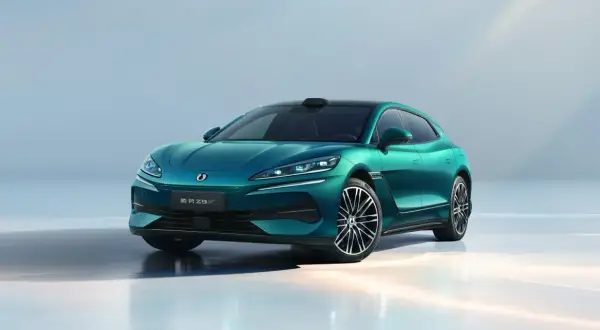 Nowy Denza Z9 GT w kolorze morskim. Sprawdź jego cenę i specyfikację.