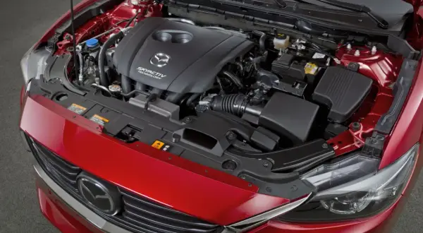 Silnik Skyactiv w czerwonej Mazda 6 GJ.