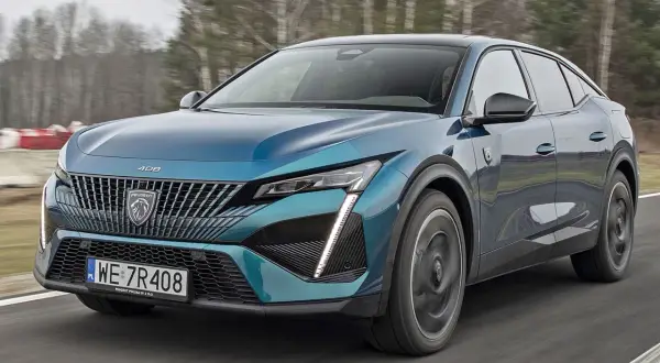 Niebieski Peugeot 408 w ruchu. Sprawdź aktualną peugeot 408 cena i dostępne wersje.