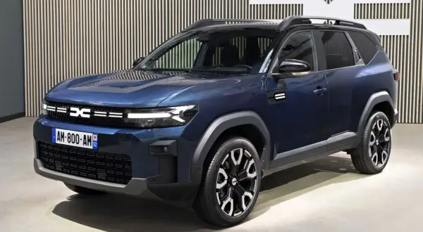 Nowy Dacia Bigster w ciemnoniebieskim kolorze, z nowoczesnym grillem i felgami. Czekamy na jego cenę!