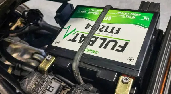 Jak wyjąć akumulator Honda Shadow 125 – krok po kroku bez problemów