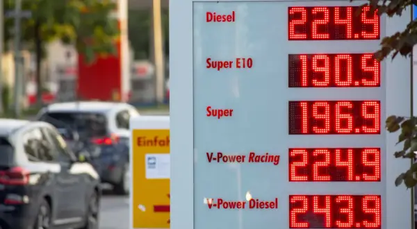 Cena benzyny w Niemczech: Diesel 224.9, Super E10 190.9, Super 196.9. Widok z dystrybutora paliw.