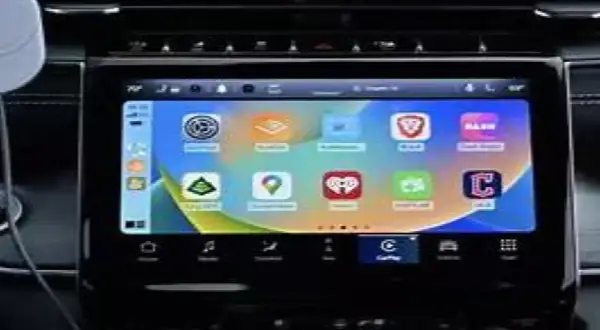 Ekran samochodu z ikonami aplikacji, w tym nawigacją i muzyką. To właśnie co to jest CarPlay – integracja telefonu z autem.
