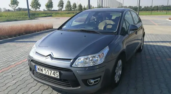 Szary Citroen C4 na parkingu. Wiele osób szuka **citroen c4 opinie** przed zakupem.