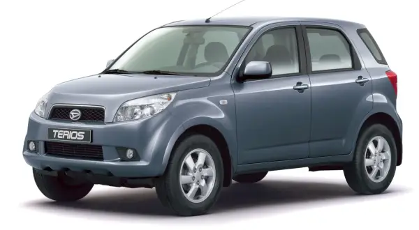 Szary Daihatsu Terios stoi na białym tle. Ten kompaktowy SUV jest gotowy na przygodę.