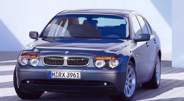 Elegancki, ciemnoszary BMW 730d z charakterystyczną atrapą chłodnicy i reflektorami.