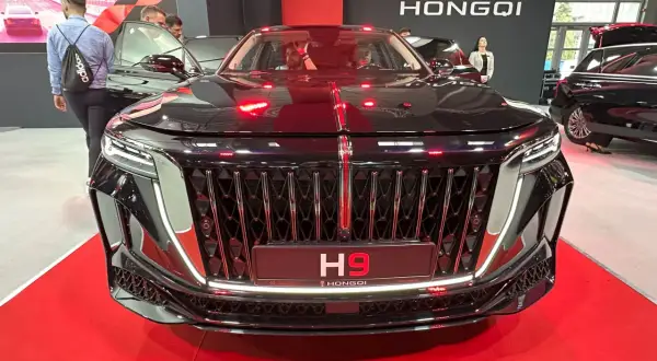 Elegancki czarny Hongqi H9 na czerwonym dywanie. Zastanawiasz się nad jego hongqi h9 ceną?