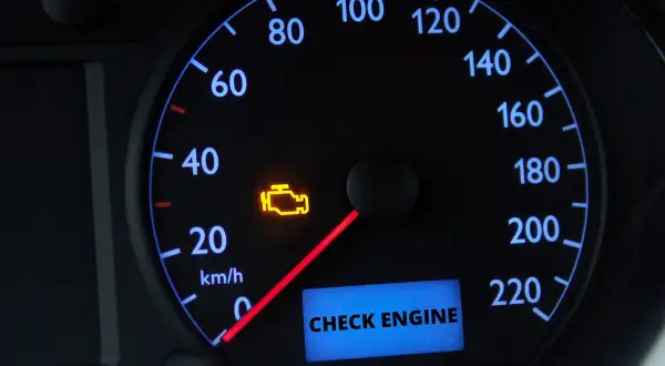 Na desce rozdzielczej świeci się żółta kontrolka check engine, sygnalizując problem z silnikiem.