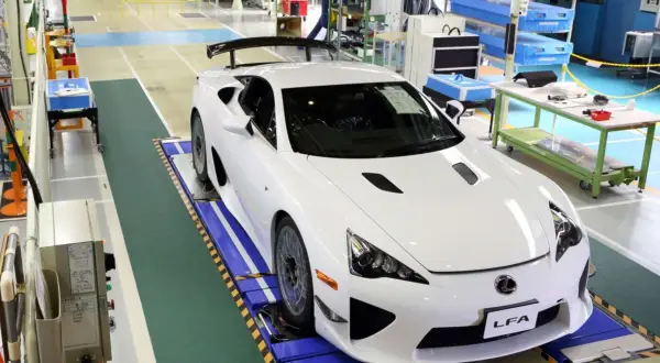 Biały Lexus LFA na linii produkcyjnej. Cena tego cacka jest astronomiczna, ale czy warto?
