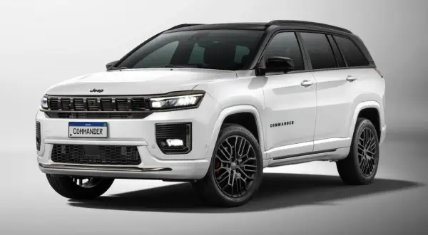 Biały Jeep Commander z czarnym dachem i przyciemnianymi szybami, na czarnych felgach.