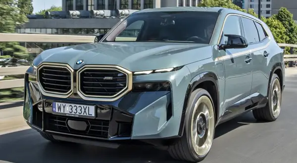 Szary BMW XM na drodze. Sprawdź aktualną bmw xm cena i dostępne konfiguracje.