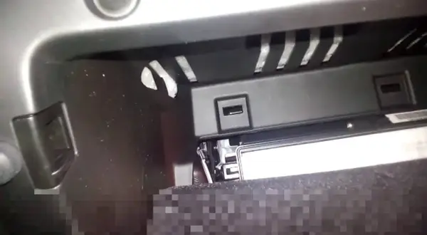 Gdzie dokładnie znajduje się filtr kabinowy w Jeepie Commanderze? Sprawdź teraz!