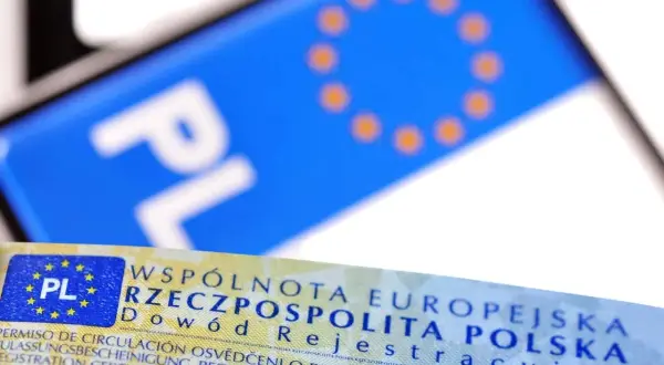 Dowód rejestracyjny z napisem "PL" i flagą UE. Czekasz na swój dowód rejestracyjny?