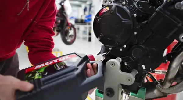 Jakie oleju użyć w Honda Shadow 125 i ile go wlać?
